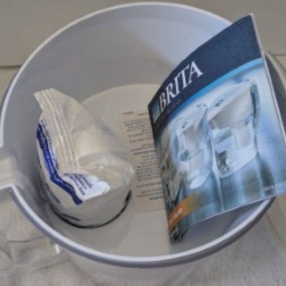 2 BRITA Pitcher with filter - water filtration - NEW IN BOX - Picture 3 of 8
